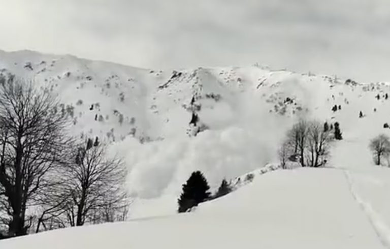 Τρομακτικές εικόνες από τη φονική χιονοστιβάδα στα Ιμαλάια