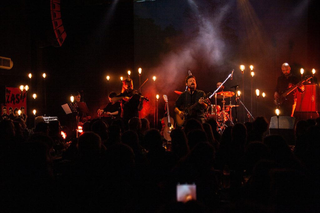 Ο Small Chanter και οι Grey River & The Smoky Mountain σε μια μοναδική παράσταση