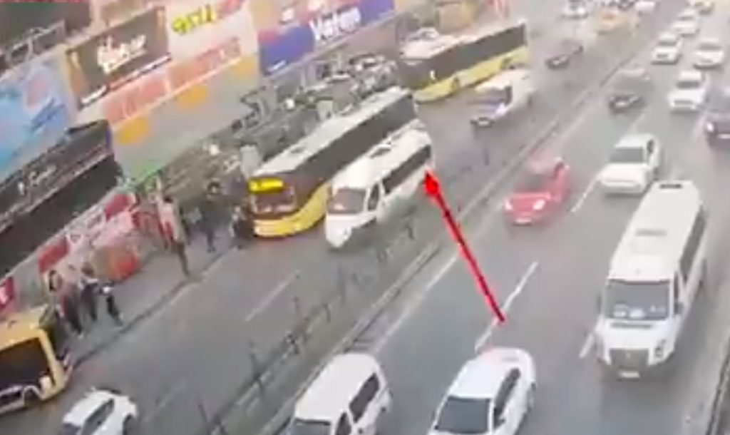 Σοκαριστικό βίντεο από φονικό τροχαίο στην Κωνσταντινούπολη – Λεωφορείο πέφτει πάνω σε πεζούς