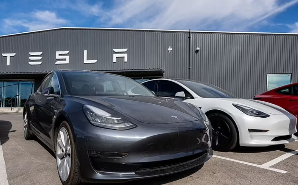 ΗΠΑ: Η Tesla ανακαλεί πάνω από 362.000 οχήματα - Φόβοι για τον κίνδυνο ατυχήματος