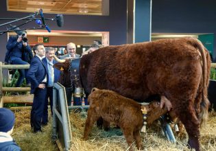 Γαλλία: Επεισοδιακή επίσκεψη Μακρόν σε αγροτική έκθεση – Ζήτησε «οικονομία» στο νερό