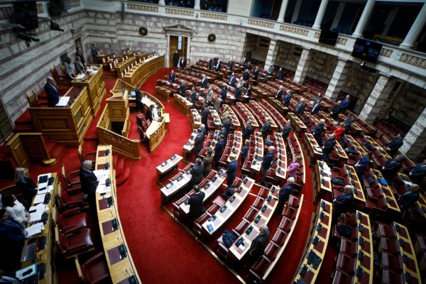 Βουλή: Πέρασε με τις ψήφους ΝΔ και ΚΙΝΑΛ η τροπολογία «μπλόκο» στον Κασιδιάρη