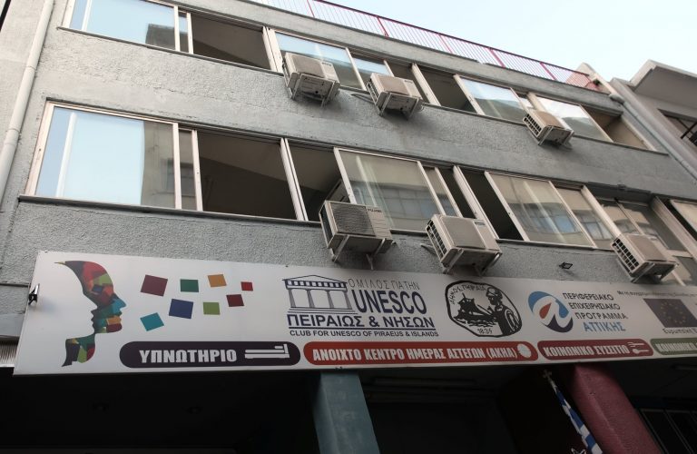 Χιόνια στην Αθήνα: Σε λειτουργία θερμαινόμενος χώρος στον Πειραιά