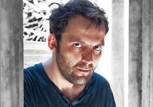 Συγκλονίζει ο Αύγουστος Κορτώ: «Δεν θα τολμούσα να φέρω στον κόσμο ένα παιδί που να τραβήξει όσα τράβηξα απ’ τη μάνα μου»