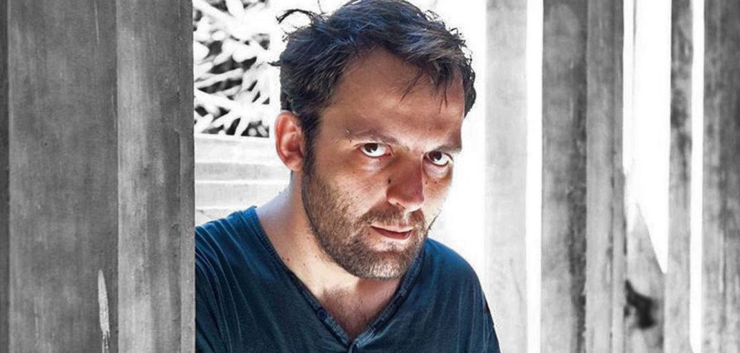 Συγκλονίζει ο Αύγουστος Κορτώ: «Δεν θα τολμούσα να φέρω στον κόσμο ένα παιδί που να τραβήξει όσα τράβηξα απ’ τη μάνα μου»