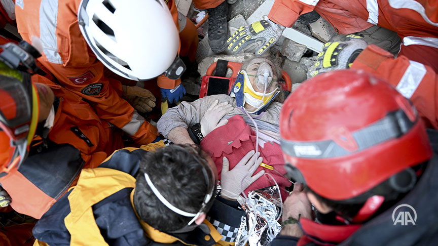 Σεισμός στην Τουρκία: Διέσωσαν ηλικιωμένη μετά από 130 ώρες στα ερείπια – Συνταρακτικές εικόνες