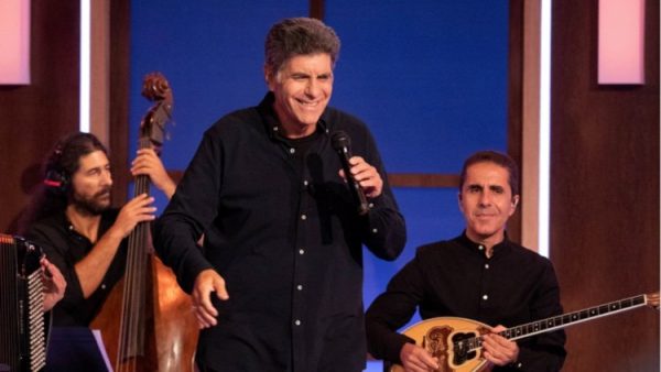 Χαμός στο Open με τον Γιάννη Μπέζο και τραγούδι για τον Ολυμπιακό – Δείτε βίντεο