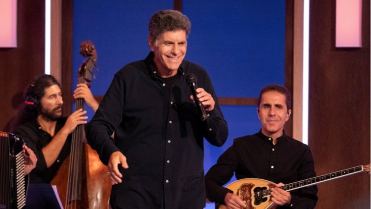 Χαμός στο Open με τον Γιάννη Μπέζο και τραγούδι για τον Ολυμπιακό – Δείτε βίντεο