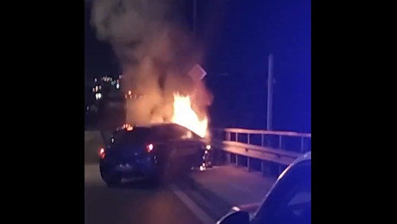 Πέτρου Ράλλη: Αστυνομικοί απεγκλώβισαν λιπόθυμο οδηγό από φλεγόμενο όχημα