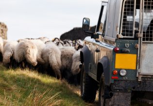 Υπουργείο Υποδομών: Και τα αδέλφια αγροτών θα μπορούν να οδηγούν ΙΧ φορτηγά