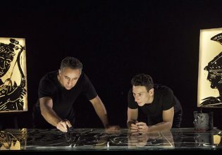 Ο Μιχάλης Σαράντης εντυπωσιάζει ως «Αίας» ή πώς ένας ηθοποιός κι ένας ζωγράφος δημιουργούν μια ξεχωριστή θεατρική εμπειρία