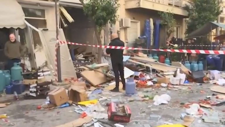 Έκρηξη σε κατάστημα με φιάλες υγραερίου στο Αιγάλεω