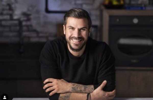 Άκης Πετρετζίκης: Φωτογραφίζει τον γιο του να παίζει στα χιόνια