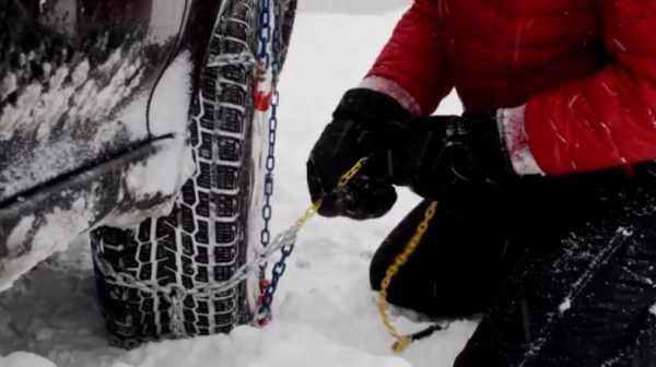Κακοκαιρία: Πώς θα τοποθετήσετε με ασφάλεια τις αντιολισθητικές αλυσίδες στο αυτοκίνητο [Βίντεο]
