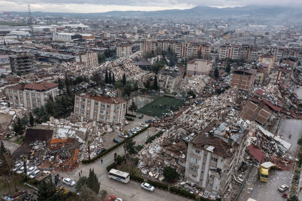 Σεισμός: Λιγοστεύουν οι ελπίδες για τους εγκλωβισμένους - Αγωνιώδεις προσπάθειες των διασωστών σε Τουρκία και Συρία