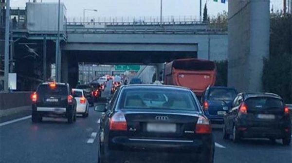 Καραμπόλα στην Αττική Οδό – Πού σημειώνονται καθυστερήσεις