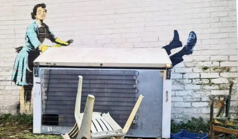 Ο Banksy «ξεσκεπάζει» τον Άγιο Βαλεντίνο