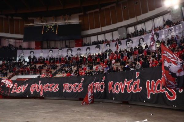 Οι παίκτες του Ολυμπιακού άφησαν από ένα τριαντάφυλλο στη Θύρα 7