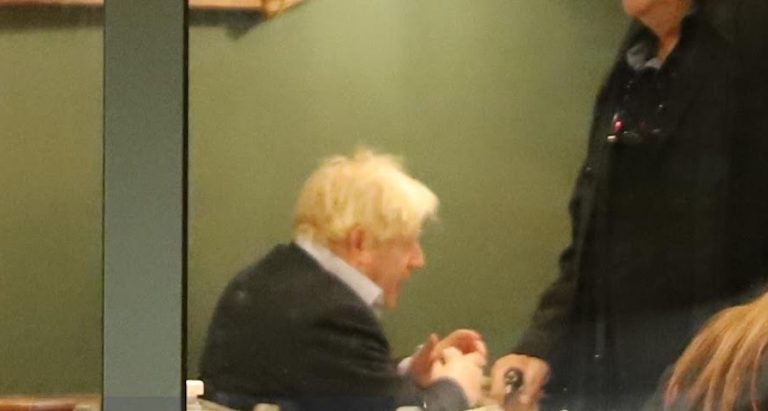 Μπόρις Τζόνσον: Για τριήμερο στα Καλάβρυτα ο πρώην πρωθυπουργός της Βρετανίας