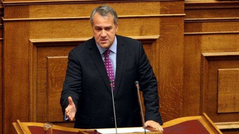 Στο βήμα της Βουλής ο Μάκης Βορίδης, στη συζήτηση της τροπολογίας για τον αποκλεισμό Κασιδιάρη