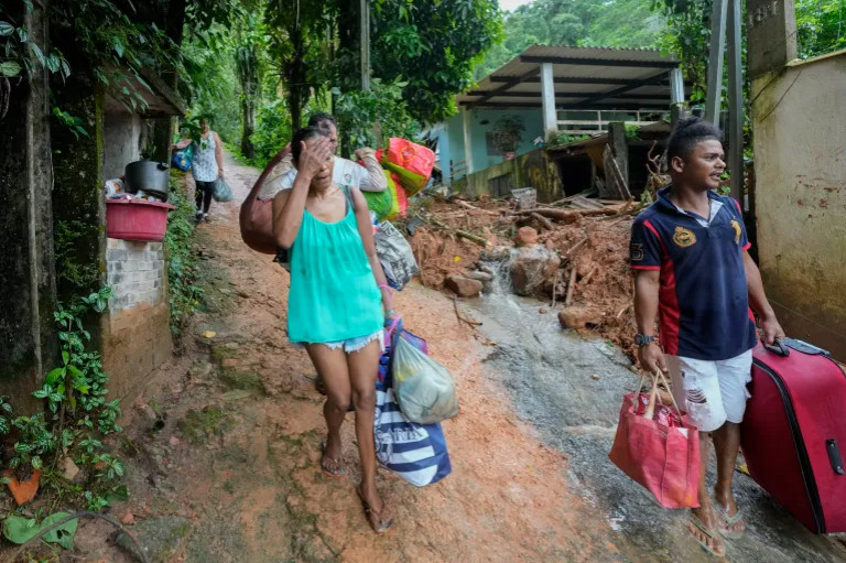 Βραζιλία: Δεν τους έσωσαν ούτε τα SMS - Στους 50 αυξήθηκαν οι νεκροί από τις πλημμύρες