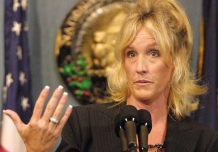 Έριν Μπρόκοβιτς: Στο πλευρό των κατοίκων του Οχάιο για τη μόλυνση των υδάτων