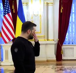 Ουκρανία: Η στιγμή που ο Ζελένσκι δακρύζει με την επίσκεψη Μπάιντεν στο Κίεβο