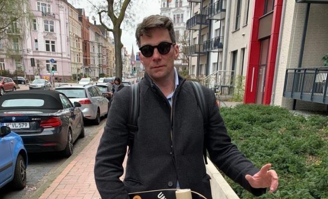 Γερμανός σκηνοθέτης μπαλέτου «έριξε περιττώματα σκύλου στο πρόσωπο κριτικού» μετά από κακό σχολιασμό