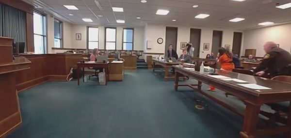 ΗΠΑ: «Εκτός εαυτού» κατηγορούμενη σε δικαστήριο – Άρχισε να χτυπά τον δικηγόρο της