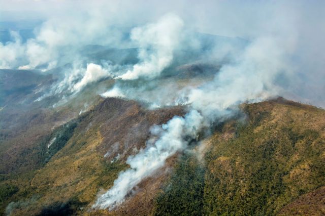 Κούβα: Πελώριες δασικές πυρκαγιές μαίνονται στα ανατολικά – Βαρύ χτύπημα στην οικονομία