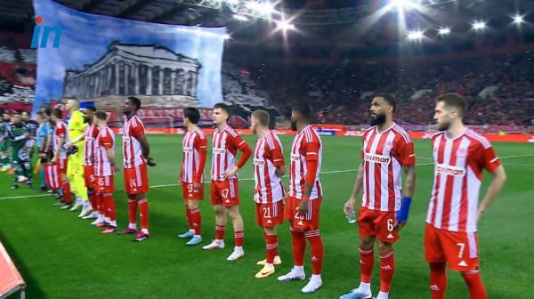 Το εντυπωσιακό κορεό των οπαδών του Ολυμπιακού στο Καραϊσκάκη