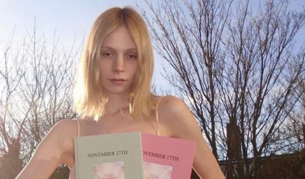 Το βιβλίο μιας φωτογράφου είναι το αφιλτράριστο ντοκουμέντο της φυλομετάβασής της