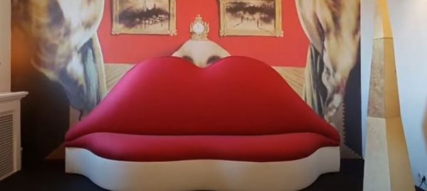 Πώς ο καναπές-χείλη του Νταλί ξεκίνησε τη ζωή του στο… πίσω μέρος ενός φακέλου