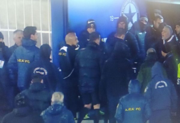 Νάτος και ο Γιαννάκης στα αποδυτήρια: «Τελείωσε» λέει στον Μανούχο πριν ο διαιτητής ανακοινώσει την απόφαση του (vid)