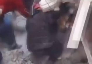 Σεισμός Τουρκία: Η στιγμή που τα χαλάσματα πολυκατοικίας καταπλακώνουν διασώστες