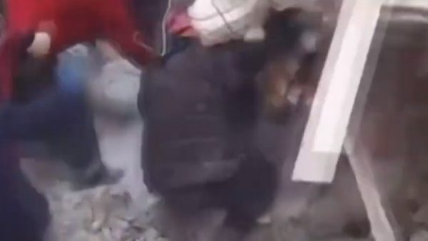 Σεισμός Τουρκία: Η στιγμή που τα χαλάσματα πολυκατοικίας καταπλακώνουν διασώστες