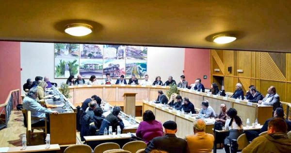 Σάλος στην Καλλιθέα: Δημοτικοί σύμβουλοι στα δικαστήρια από μήνυση χρυσαυγίτη