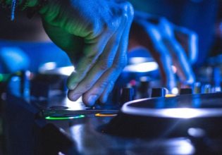 Γλυφάδα: Πασίγνωστος έλληνας DJ έδειρε την πρώην του – Προσπάθησε να κόψει το αυτί του συντρόφου της