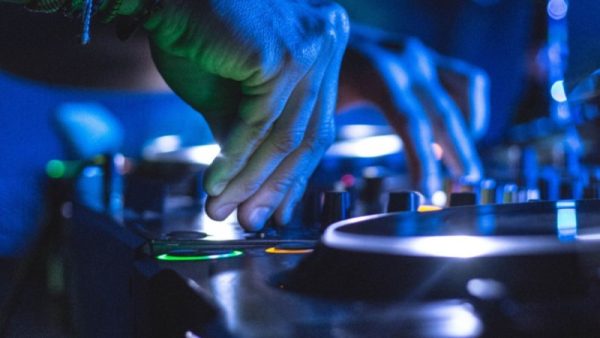 Γλυφάδα: Πασίγνωστος έλληνας DJ έδειρε την πρώην του – Προσπάθησε να κόψει το αυτί του συντρόφου της