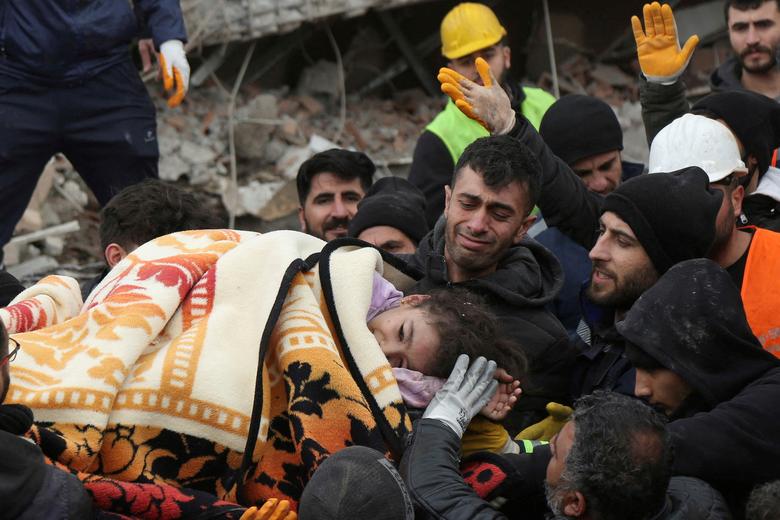 Σεισμός Τουρκία: Πλησιάζουν τους 2.000 οι νεκροί – Χιλιάδες οι τραυματίες