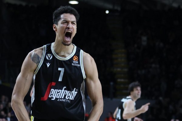 Ο Μπακό έκανε 5 φάουλ αλλά συνέχισε να παίζει