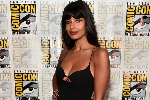 Ουδετερότητα σώματος: Tι είναι & πώς συμβάλει σε μια πιο θετική εικόνα για μας