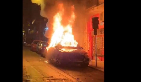 Ένταση στα Εξάρχεια – Στις φλόγες ένα αυτοκίνητο (ΒΙΝΤΕΟ)