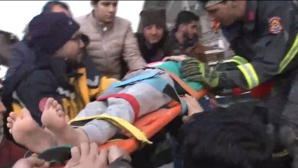 Σεισμός Τουρκία: Οι Έλληνες διασώστες εντόπισαν παιδί κάτω από τη νεκρή μητέρα του