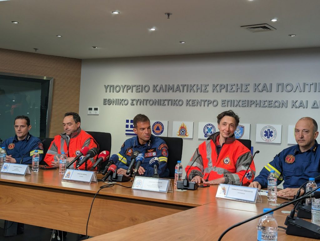 Οι σοκαριστικές μαρτυρίες των Ελλήνων διασωστών – «Μας ζήτησε με χαμόγελο να της κόψουμε το πόδι για να απεγκλωβιστεί»