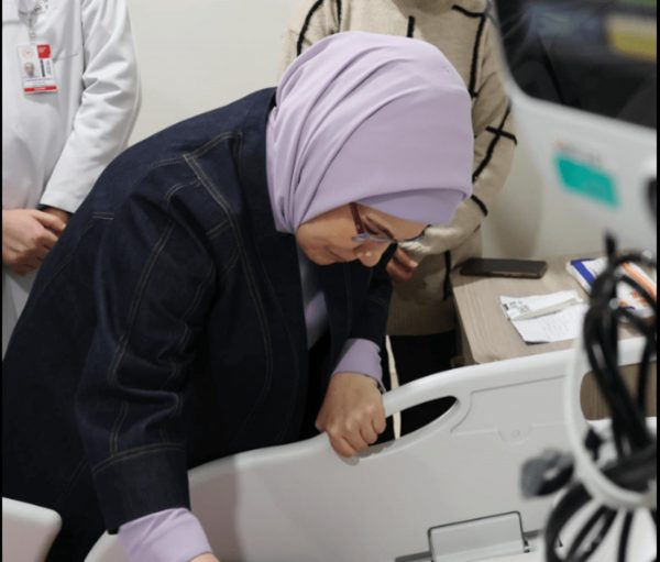 Σεισμός στην Τουρκία: Πώς επιχείρησε η Εμινέ να κατευνάσει την οργή του κόσμου