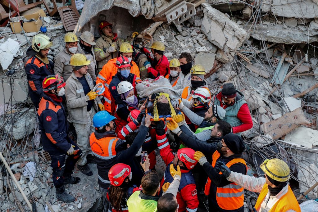 Ζωή και θάνατος στα συντρίμμια του σεισμού – Το υπεράνθρωπο έργο των διασωστών