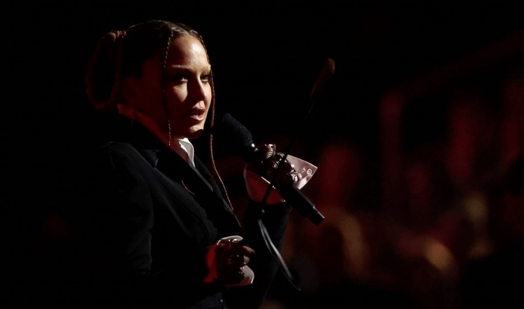 Όσο με πληγώνεις τόσο με πορώνεις