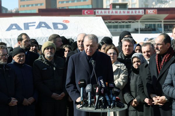 Σεισμός στην Τουρκία: Ο Ερντογάν παλεύει για την πολιτική του επιβίωση – Τέσσερις υποσχέσεις πάνω από τα συντρίμμια