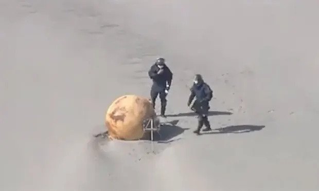 Ιαπωνία: Μυστήριο με τη σιδερένια μπάλα που ξεβράστηκε σε παραλία
